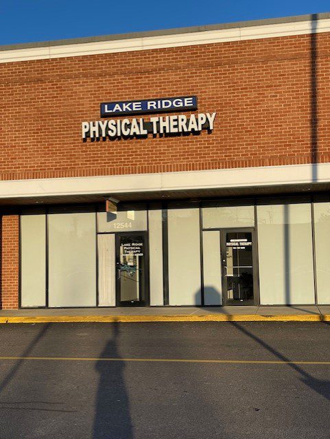 A building that says lake ridge physical therapy